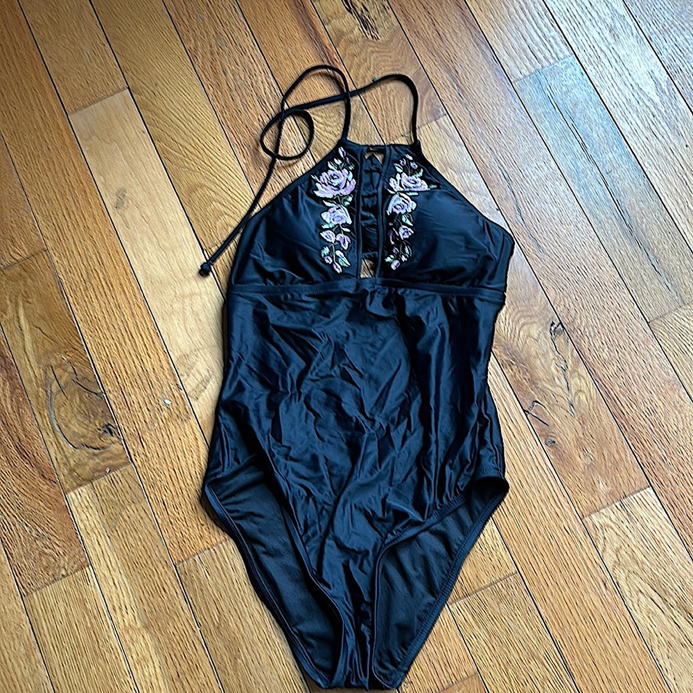 NWOT One Piece Medium Black Swimsuit Mossimo